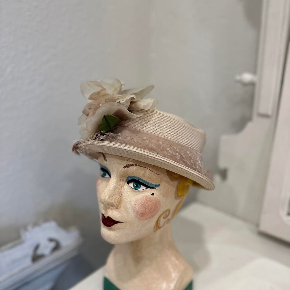 Vintage Women’s Floral Hat Beige Satin Net Lace 1950s - Picture 2 of 3